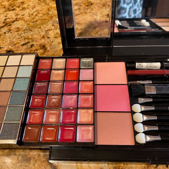 New Max Mell Makeup Kit/Palette /Eyeshadow/Gloss - Picture 3 of 5